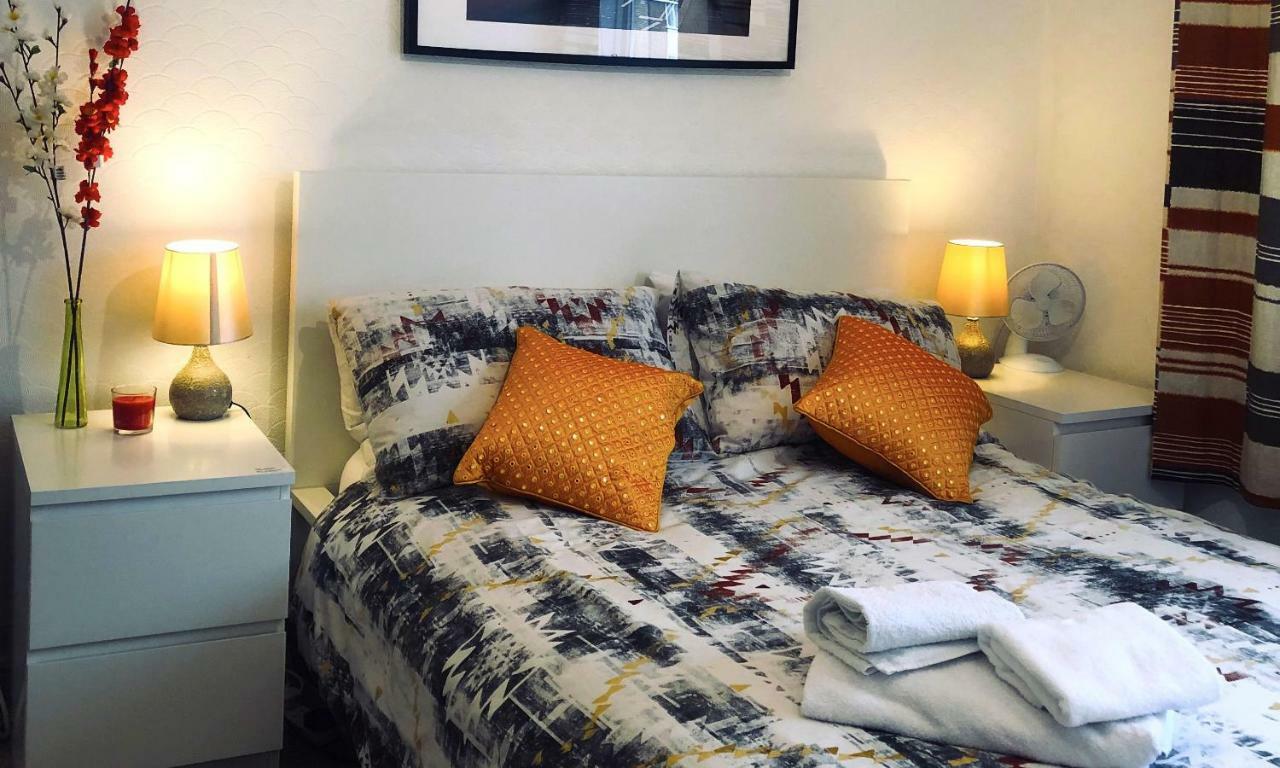 33Sm12 Dreams Unlimited Serviced Accommodations Staines Стэнвэлл Экстерьер фото